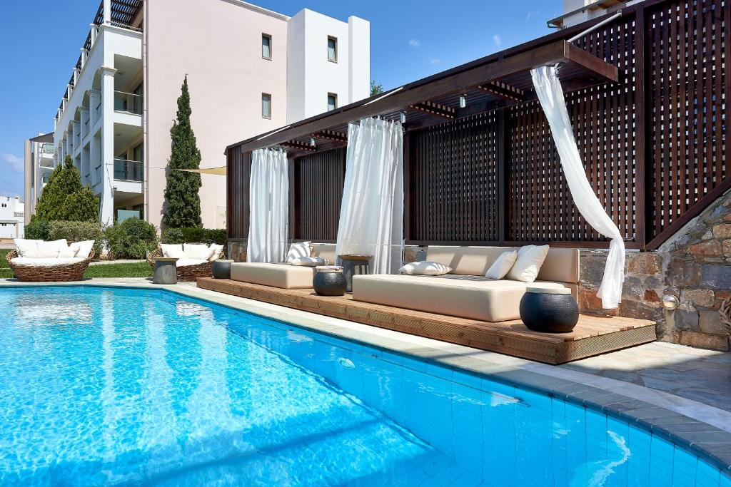 Albatros Spa & Resort baseins ar atpūtas zonu un ērtām gultām
