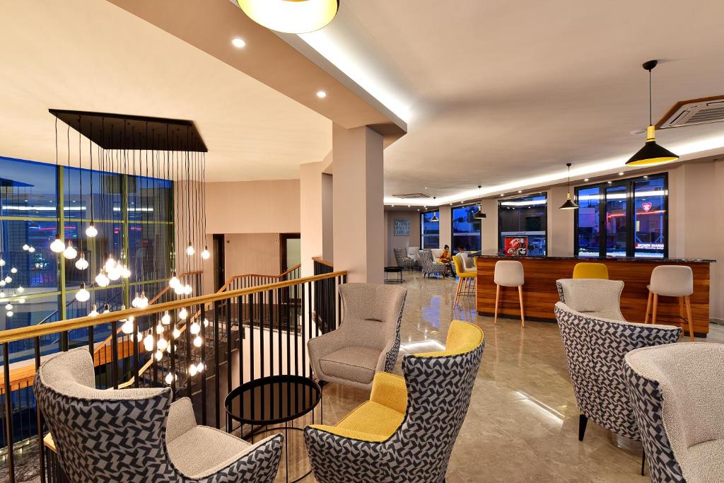 Moderns atpūtas zona Parkım Ayaz Hotel ar elegantu apgaismojumu.