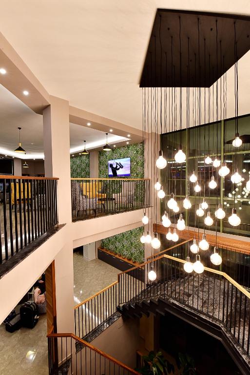 Moderns viesnīcas vestibils ar stilīgu apgaismojumu Parkım Ayaz Hotel.
