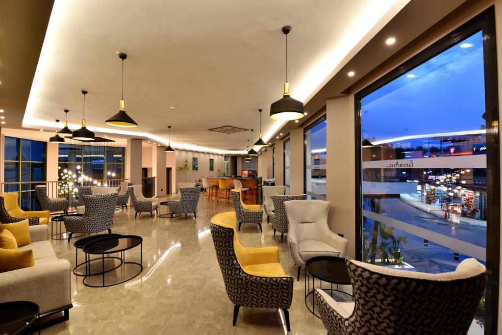 Mūsdienīgs atpūtas zona viesnīcā Parkım Ayaz Hotel ar elegantiem krēsliem.