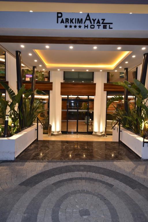 Ieeja uz Parkım Ayaz Hotel ar modernu dizainu un zaļumiem