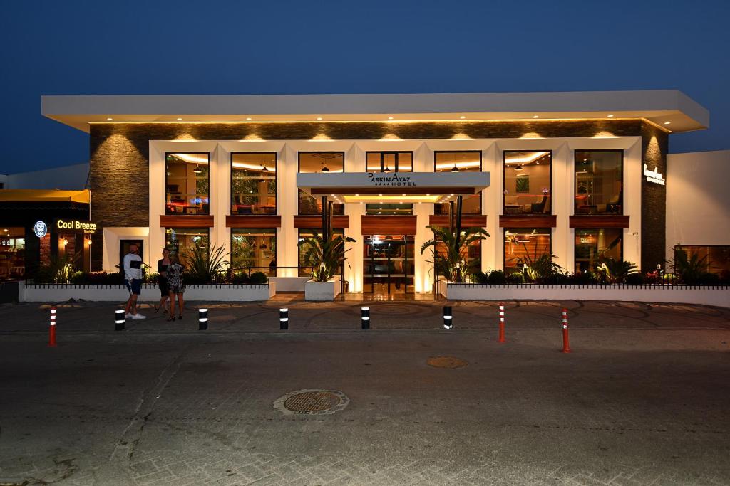Parkım Ayaz Hotel elegantā ieeja piekrastē vakarā
