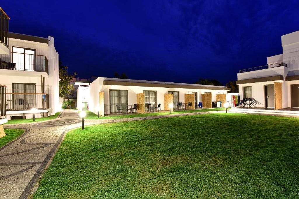 Parkım Ayaz Hotel apgādes piekrastē ar nakts apgaismojumu