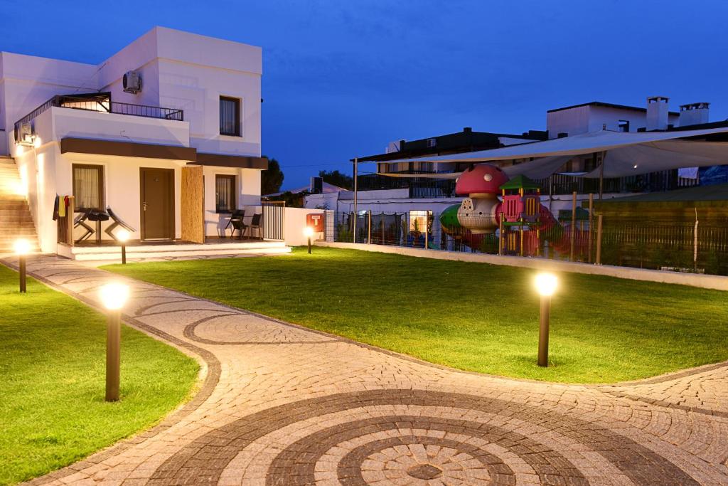 Parkım Ayaz Hotel ārējais skats ar apgaismojumu un bērnu rotaļu laukumu piekrastē.