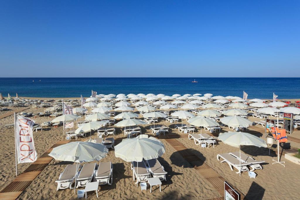 Xperia Saray Beach pludmale ar saulessargiem un šezlongiem piekrastē