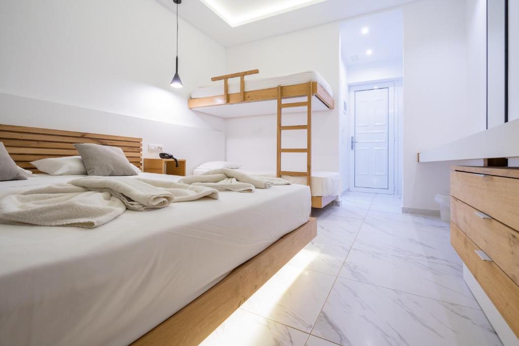 Mūsdienīgs numurs viesnīcā Lardos Bay ar divguļamo gultu un diviem gultas stāviem.