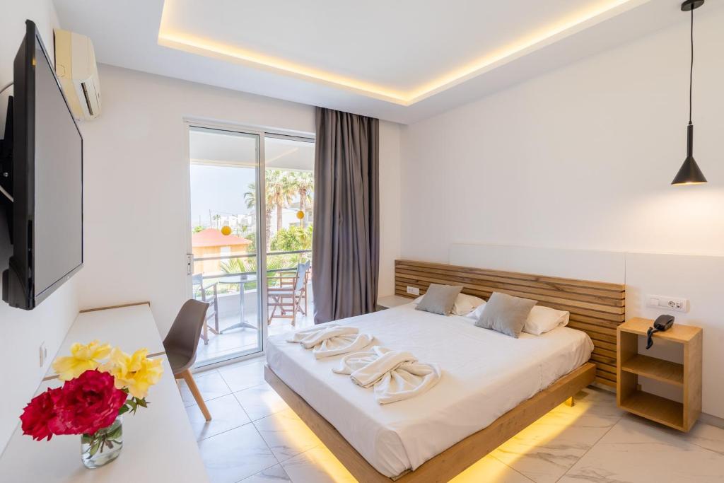 Mūsdienīgs numurs viesnīcā Lardos Bay ar balkonu un skatu uz dabu.