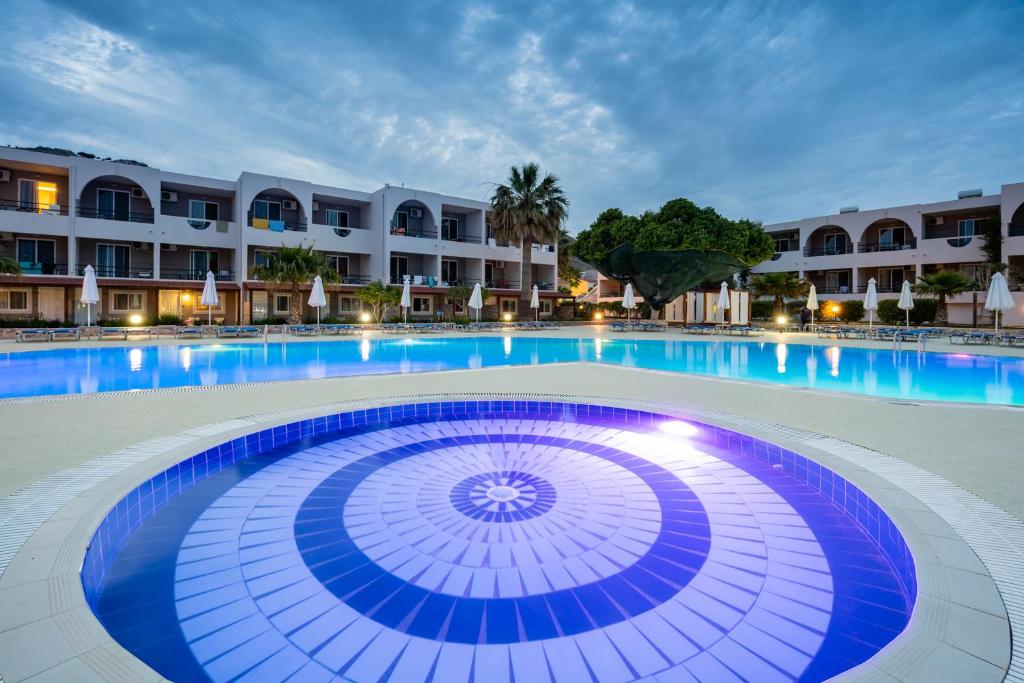 Viesnīcas Lardos Bay peldbaseins ar relaksējošu atmosfēru