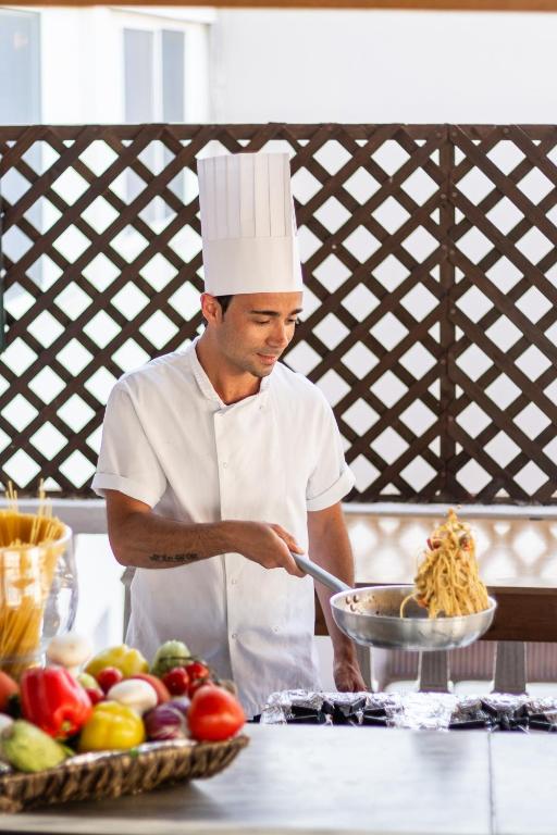Šefpavārs gatavo pasta ēdienus Lardos Bay
