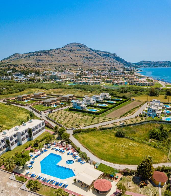 Skats uz Lardos Bay viesnīcu un apkārtējo ainavu piekrastē