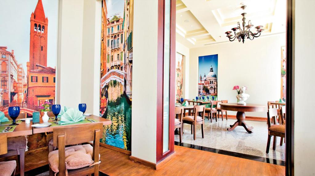 Viesnīcas Sunrise Grand Select Montemare Resort restorāns ar Itālijas ainavām