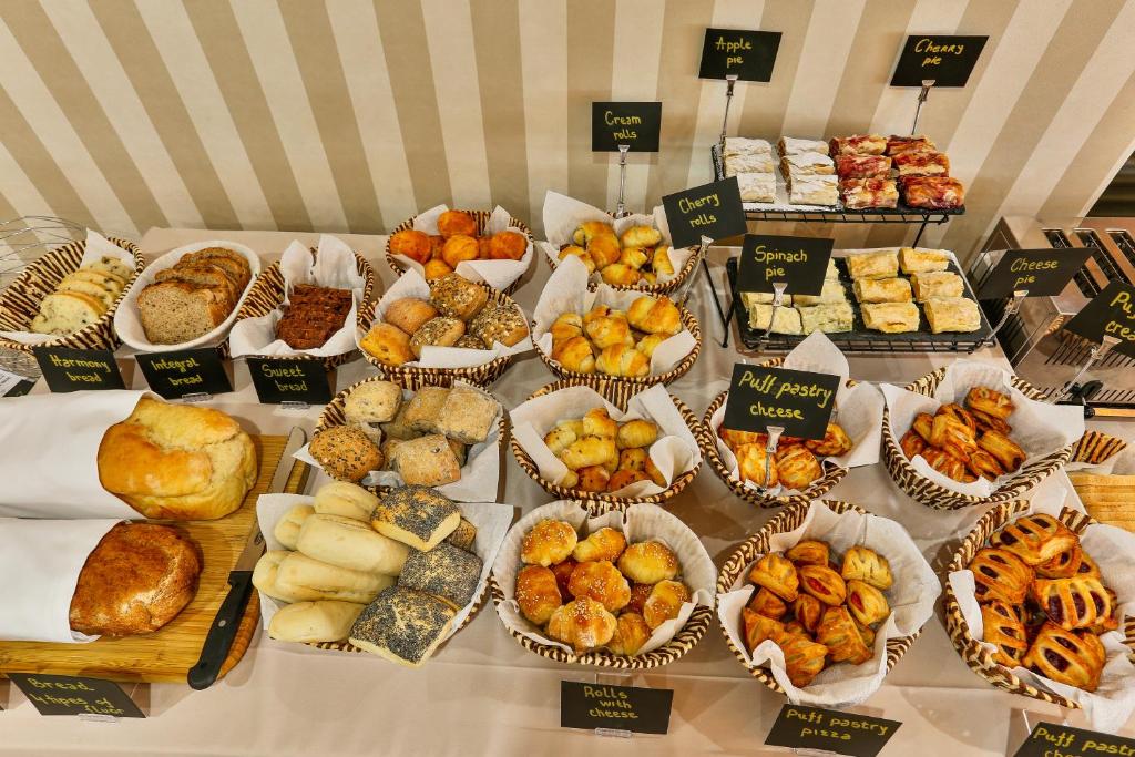 Brokastu galda klāsts ar dažādām maizēm, pīrāgiem un saldumiem, kā arī informatīvām norādēm par katru ēdienu. Ideāli piemērots gardēžiem un maizes mīļotājiem.