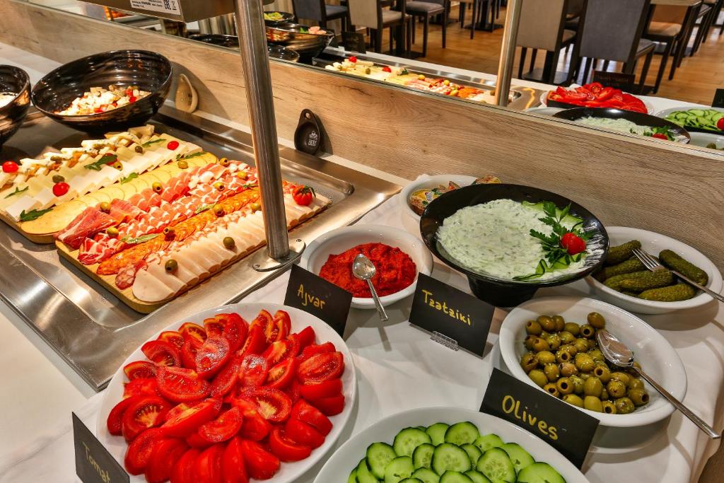 Bagātīgs uzkodu bufete ar tomātiem, gurķiem, olīvām, mezglainām mērēm un dažādām gaļas šķēlītēm. Ideāla izvēle gardēžiem, kuri meklē daudzveidību un svaigumu.