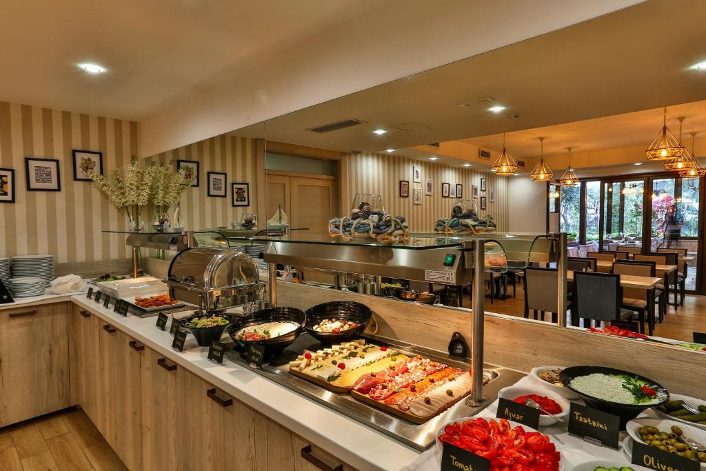 Mūsdienīgs restorāns ar plašu bufeti, kurā ir dažādas salātu un ēdienu izvēles. Interjers ir gaišs un viesmīlīgs, ar ērtām galdiem un krēsliem.