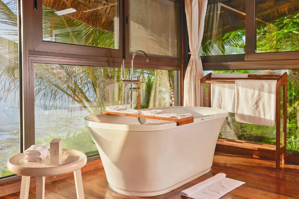 Melia Zanzibar luksusa vanna ar skatu uz piekrasti