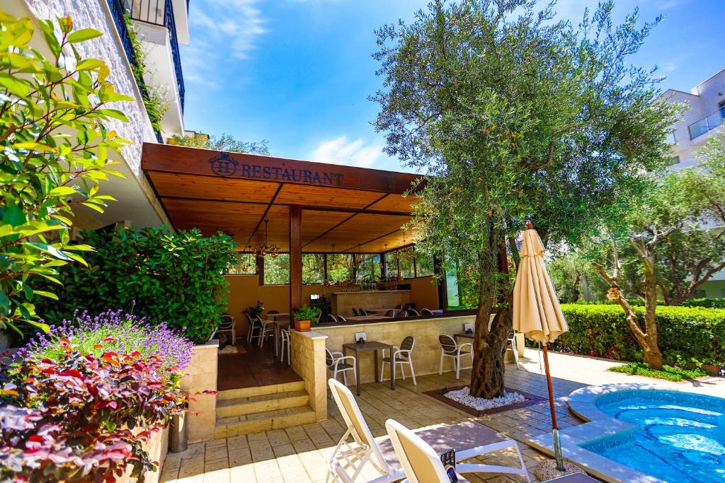 Restorāns ar āra terasi, apstādīts ar olīvkoku un ziediem, blakus peldbaseinam. Ideāla vieta relaksācijai un maltītēm svaigā gaisā.