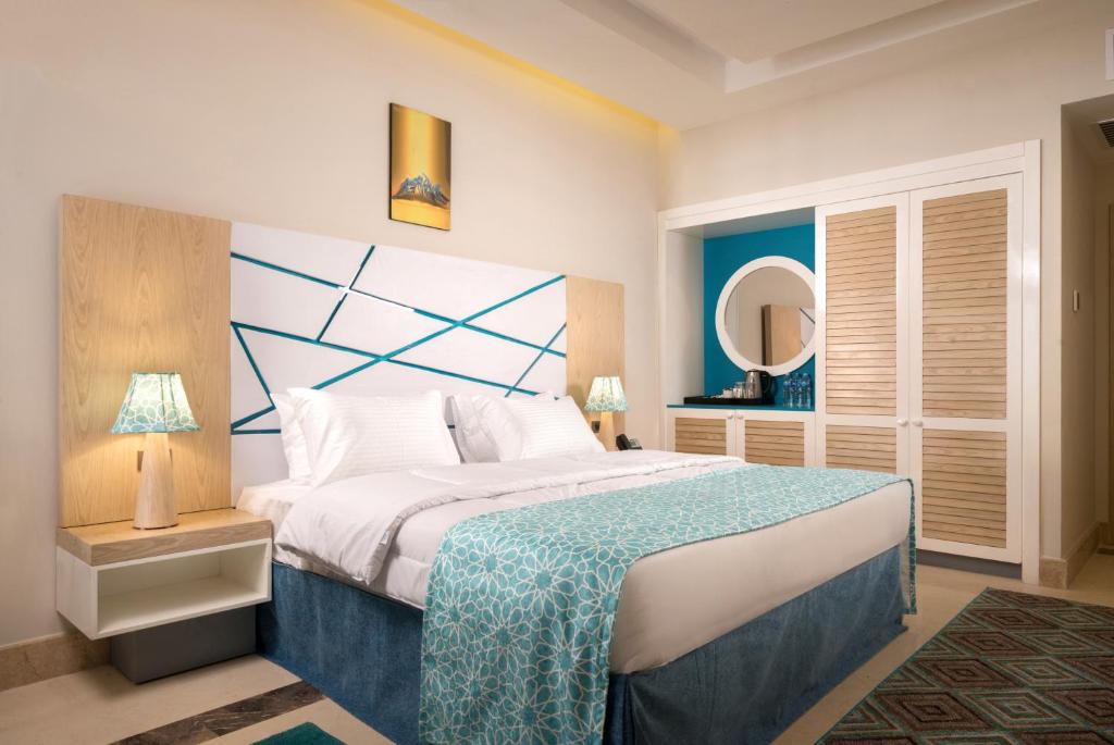 Moderns numurs ar zilu akcentu Gravity Hotel Sahl Hasheesh