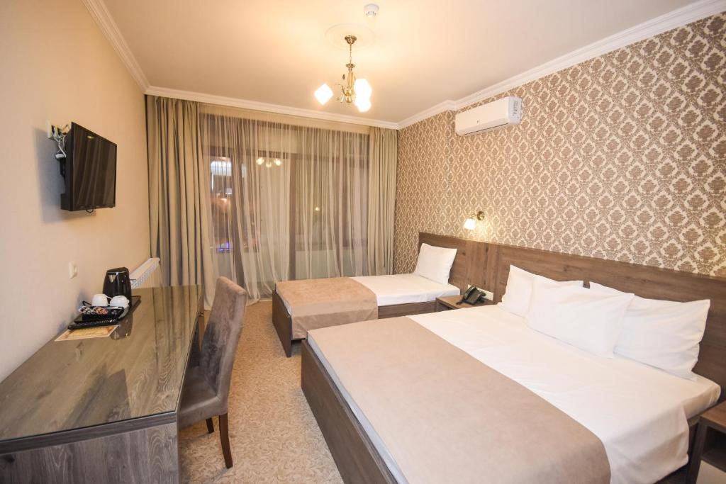 Mūsdienīgs viesnīcas numurs ar divām atsevišķām gultām, rakstāmgaldu un televizoru. Interjers ir elegants, ar siltām krāsām un gaisīgu atmosfēru.