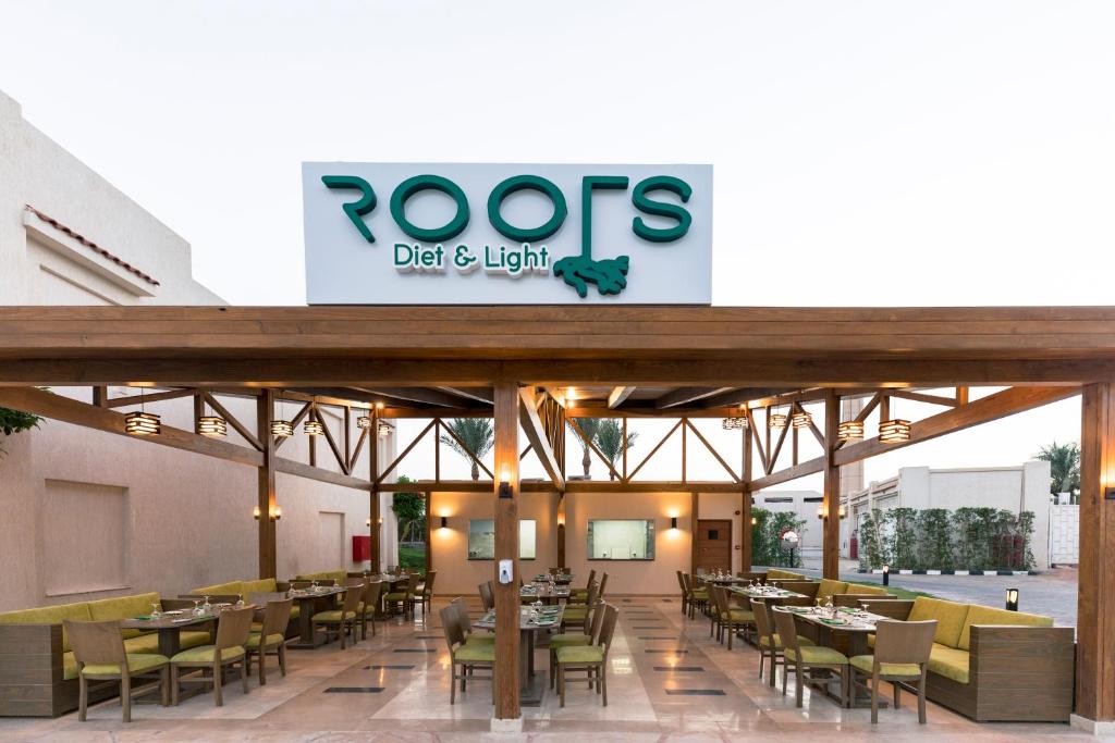 Restorāns Roots pie Sunrise Grand Select Montemare Resort ar āra sēdvietām