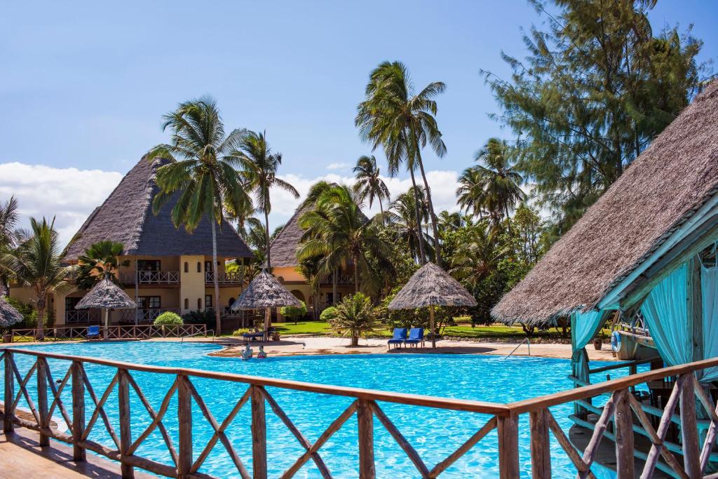 Neptune Pwani Beach Resort & Spa baseins un palmas