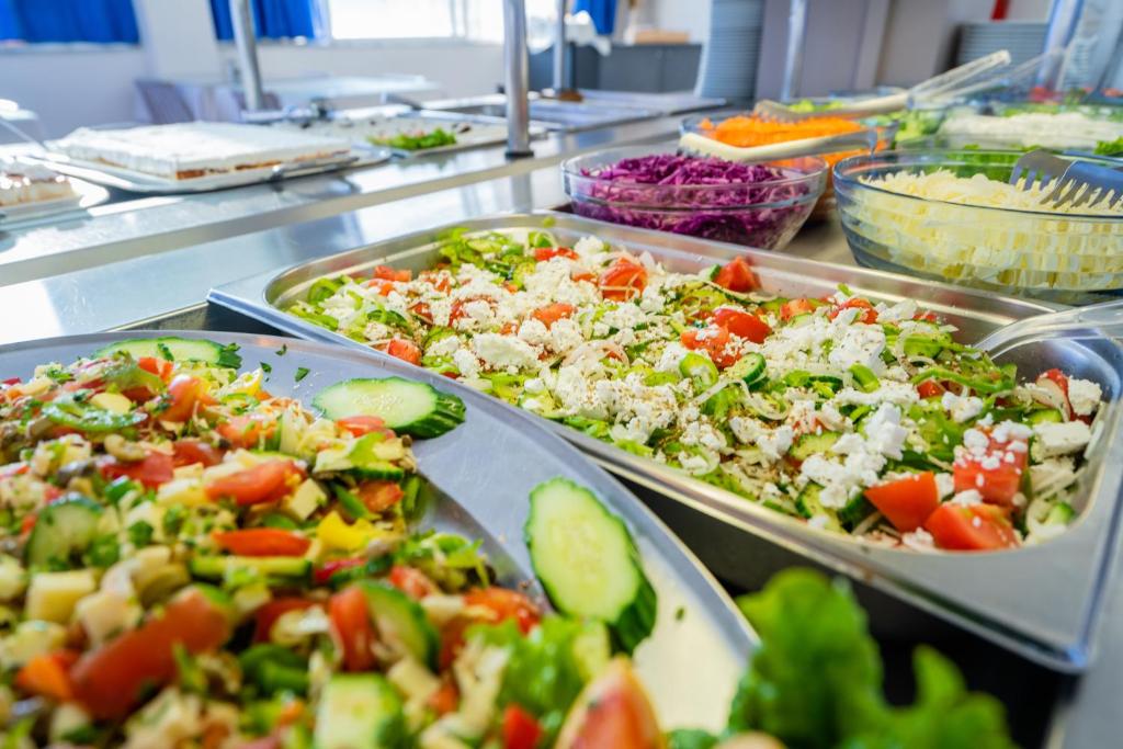 Svaigu salātu bufete Lardos Bay viesnīcā, ar dārzeņiem un sieru.