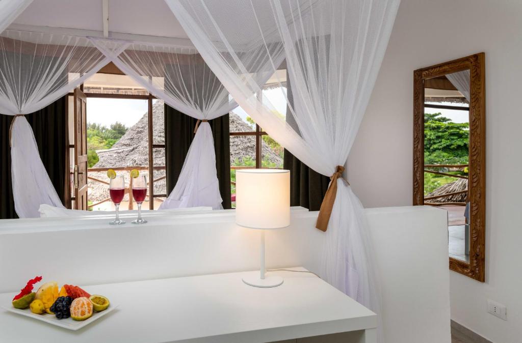 Sandies Baobab Beach numurs ar augļu un dzērienu paplāti