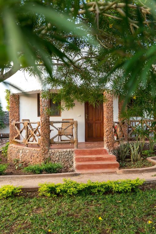 Bungalo pie Sandies Baobab Beach ar terasi un dārzu.