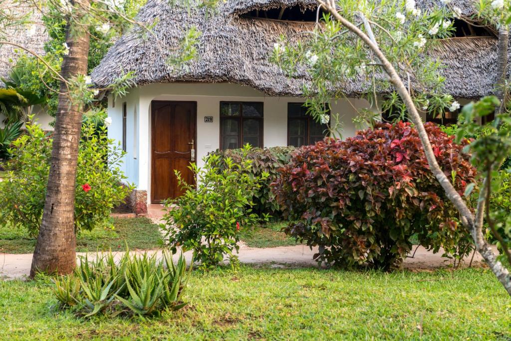Sandies Baobab Beach bungalo tropiskā dārzā