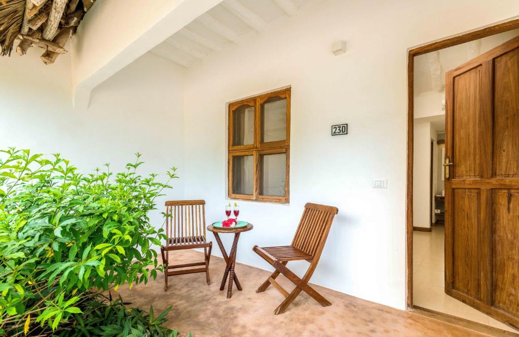 Sandies Baobab Beach numura terase ar diviem krēsliem un galdiņu.