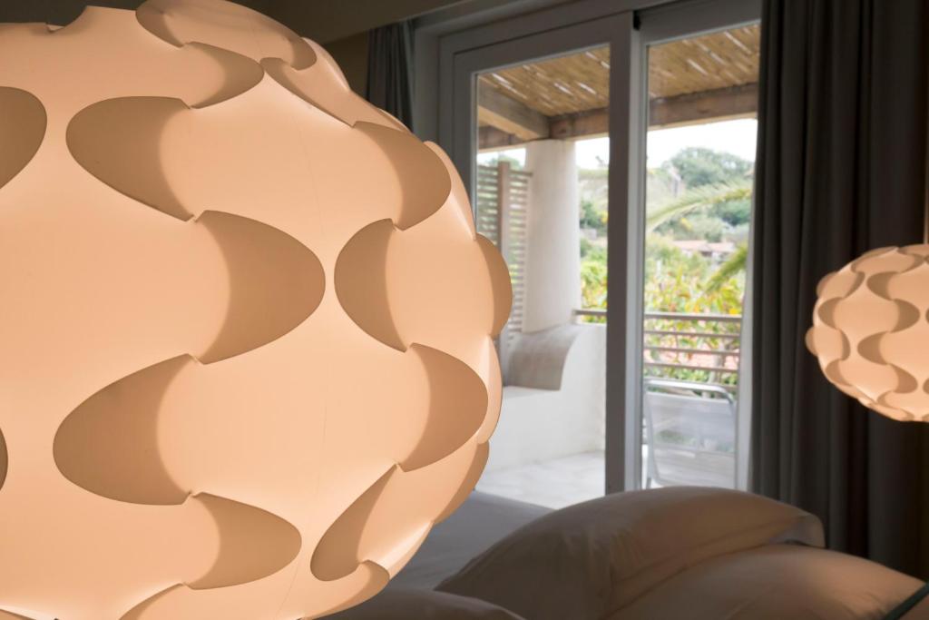 Mūsdienīgs istabas apgaismojums ar stilīgām lampām un skatu uz terasi. Ideāla atmosfēra relaksācijai un komfortam.