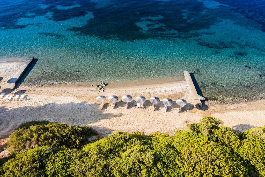 Pludmales skats ar saules sēdekļiem un lietussargiem, kas izkārtoti smiltīs, un kristāldzidru ūdeni. Ievērojama pludmales promenāde un krūmāji.