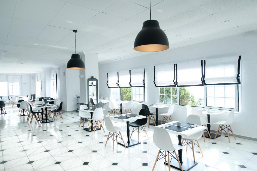 Mūsdienīgs restorāns ar gaišu interjeru, baltiem galdiem un krēsliem, kā arī liela loga gaismu. Eleganti melni lampi un melnas detaļas papildina telpas estētiku.