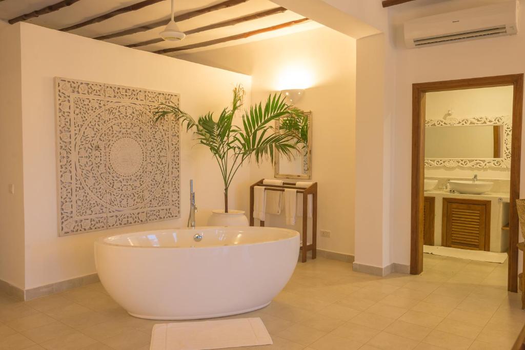 Elegants vannas numurs Konokono Beach Resort.