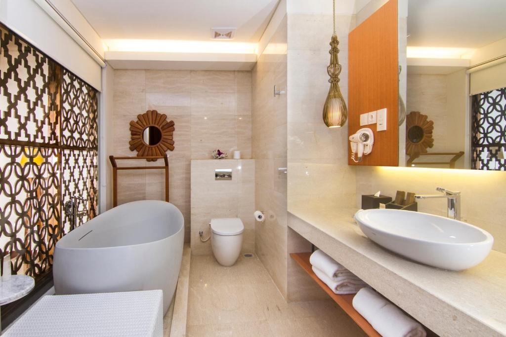 Mūsdienīgs vannas istabas interjers ar pelēku brīvdabas vannu, elegantu izlietni un dekoratīvām žalūzijām. Svaiga un stilīga atmosfēra ar siltu apgaismojumu.