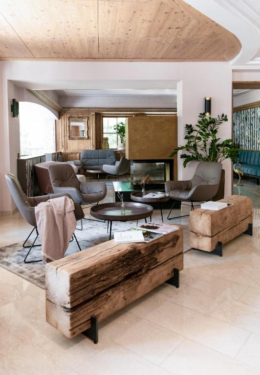 Mūsdienīgs viesistabas interjers ar koka grīdu, stilīgām ērtām mēbelēm un dabu atgādinošu dekoru. Dabiski materiāli un siltas krāsas rada mājīgu atmosfēru.