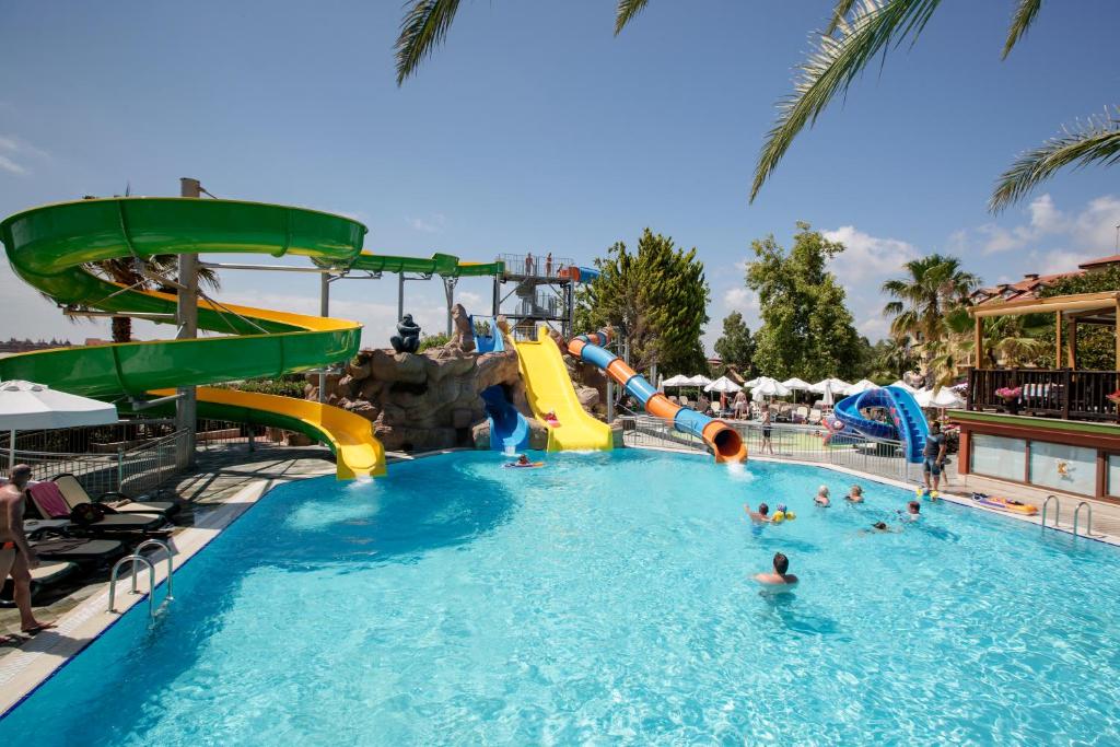 Bērnu baseins ar slidkalniņiem pie Alba Resort Hotel