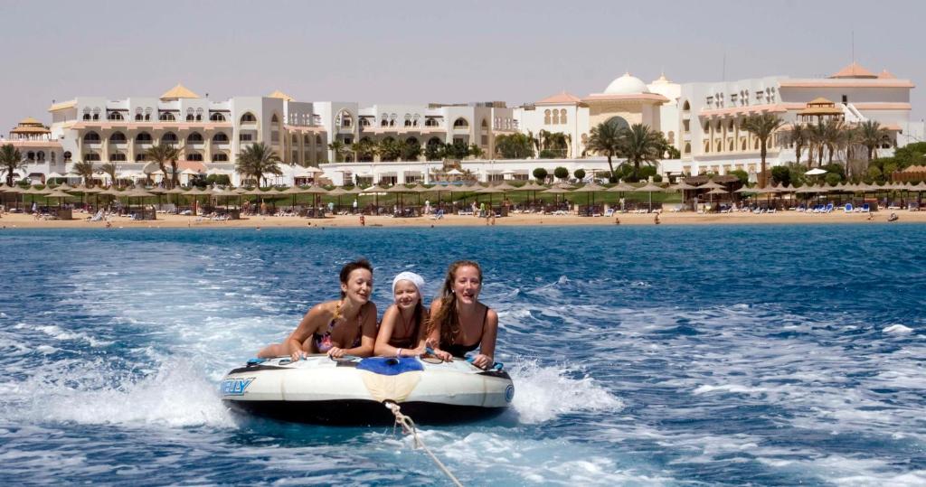 Trīs draudzenes izbauda ūdens sportu pie Old Palace Resort Sahl Hasheesh