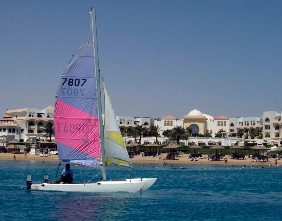 Vindsērfings pie Old Palace Resort Sahl Hasheesh pludmales.