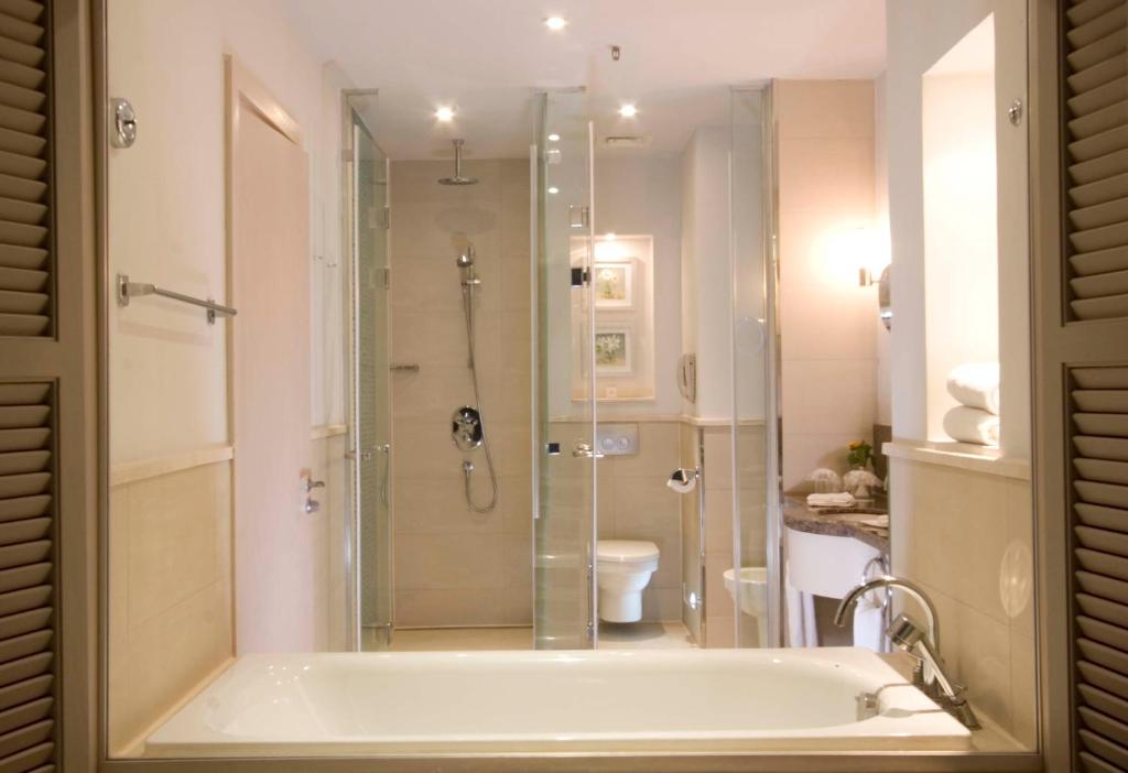 Mūsdienīga vannas istaba ar dušu un vannu hotelī Old Palace Resort Sahl Hasheesh.