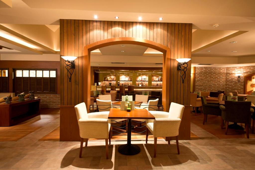 Mūsdienīgs restorāns Limak Arcadia Sport Resort ar koka interjeru