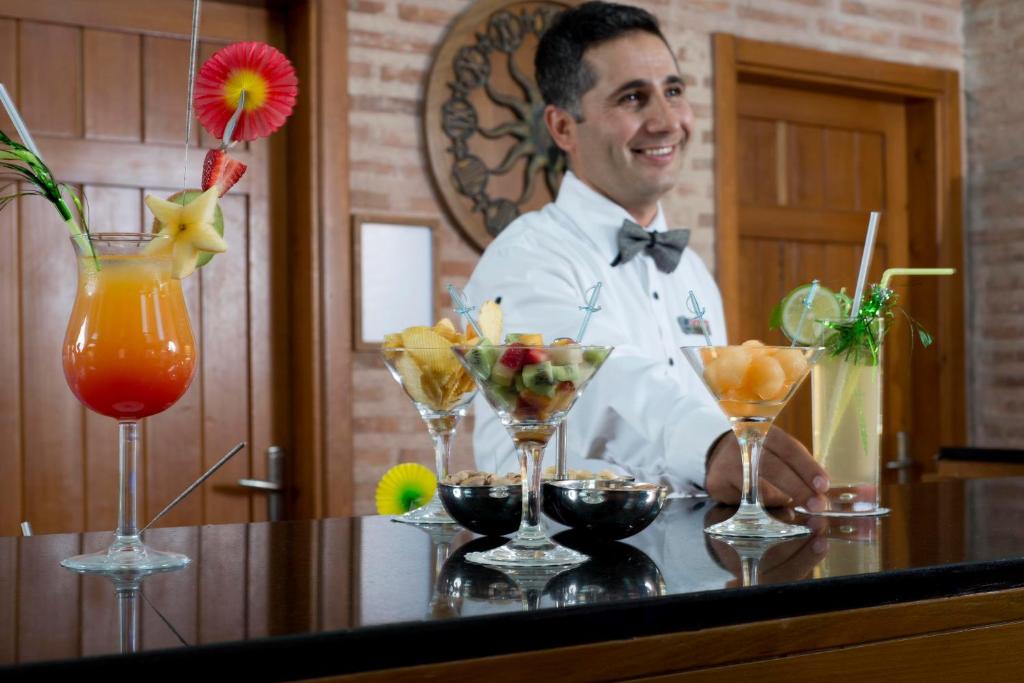 Bārmenis pasniedz kokteiļus Limak Arcadia Sport Resort.