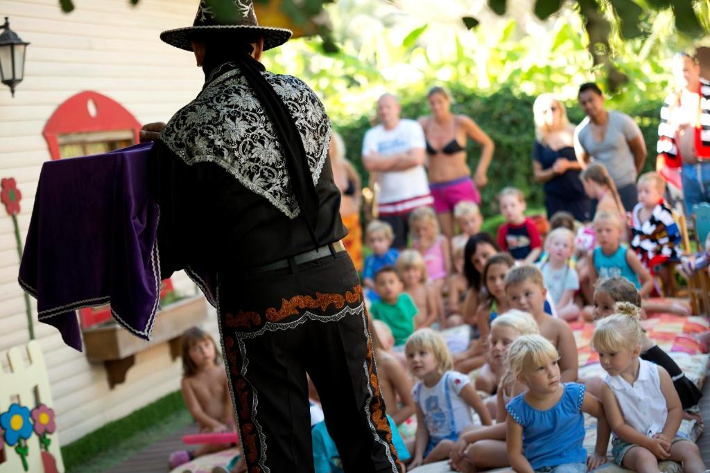 Bērni skatās burvju priekšnesumu pie Limak Arcadia Sport Resort