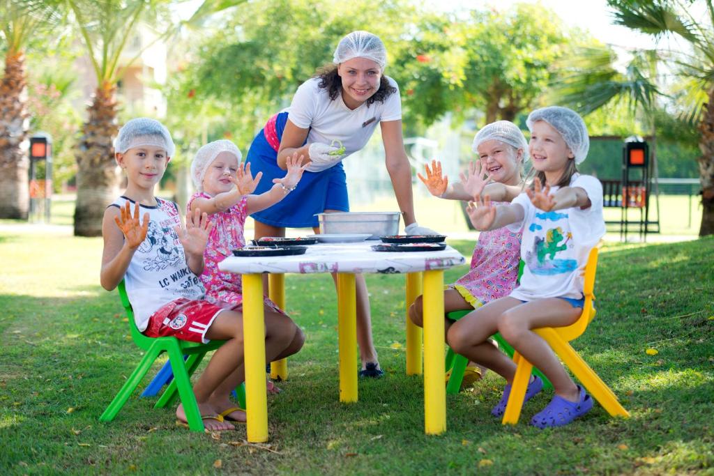 Bērni un pasniedzēja radošā aktivitātē Limak Arcadia Sport Resort.