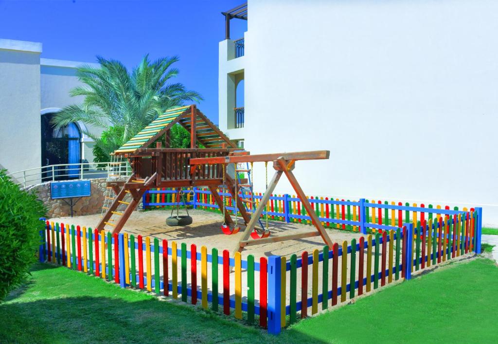 Bērnu rotaļu laukums pie Jaz Mirabel Beach ar šūpolēm un kāpnēm.