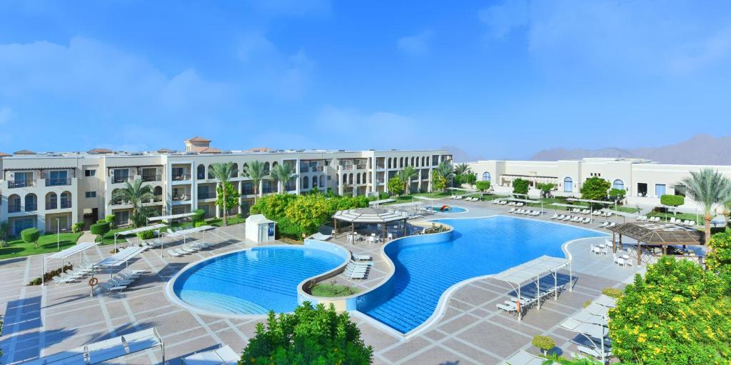 Jaz Mirabel Beach viesnīca ar plašu baseinu piekrastē