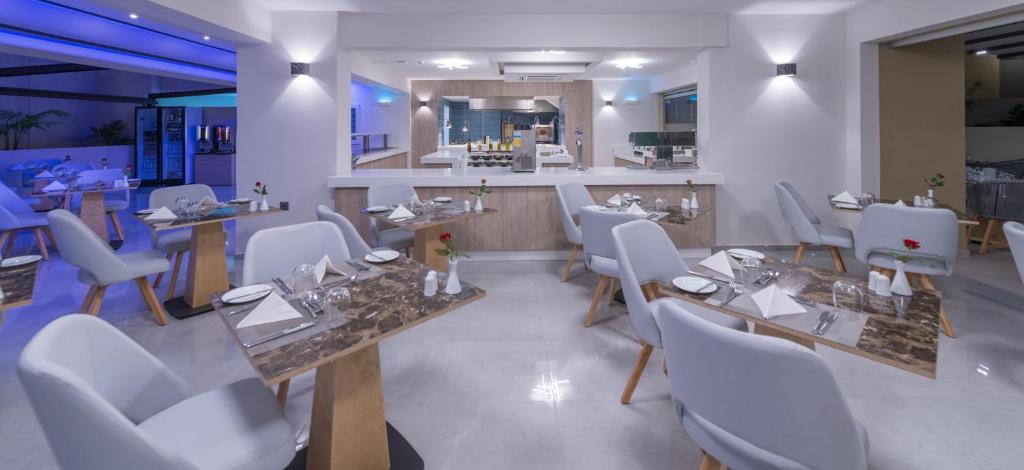 Mūsdienīgs restorāns ar gaišām krāsām, elegantiem galdiem un krēsliem, kas izveidots relaksējošā atmosfērā. Interjers apgaismots ar zilu gaismu, radot patīkamu noskaņu.