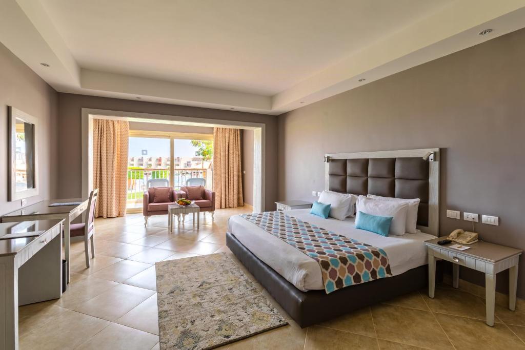 Numurs ar divguļamo gultu un ērtu atpūtas zonu Sunrise Crystal Bay Resort