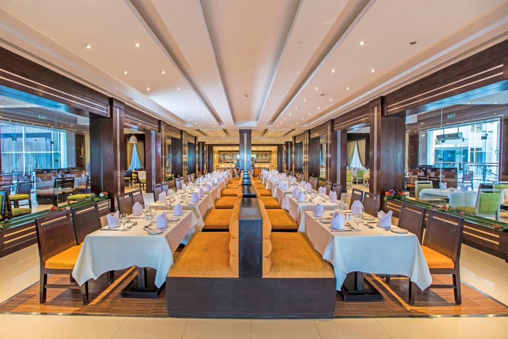 Elegants restorāns Sunrise Crystal Bay Resort ar eleganti klātiem galdiem.