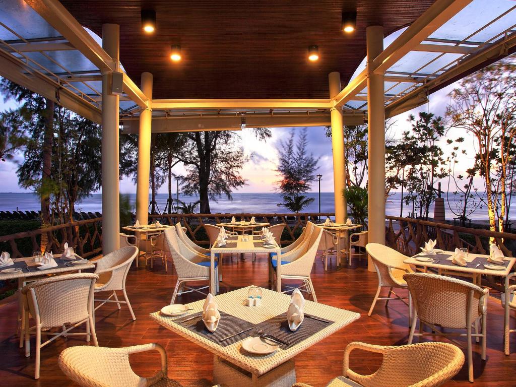 Restorāns pie Graceland Khaolak Resort & Spa ar skatu uz jūru.