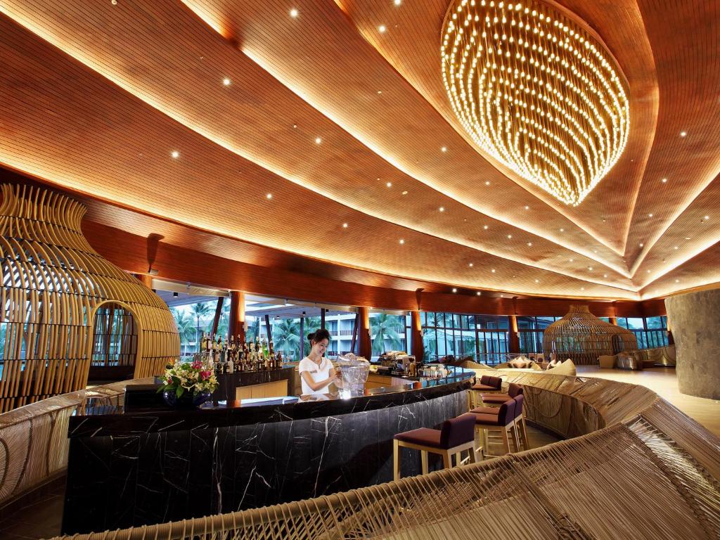 Luksusīgs bārs Graceland Khaolak Resort & Spa ar elegantu apgaismojumu un mājīgu interjeru.